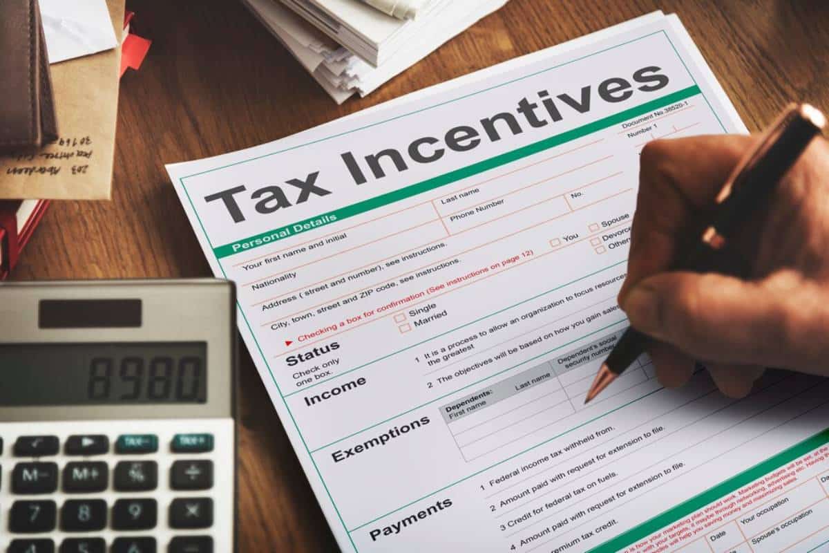 Chart displaying tax incentives for small businesses, emphasizing key advantages and requirements for eligibility.